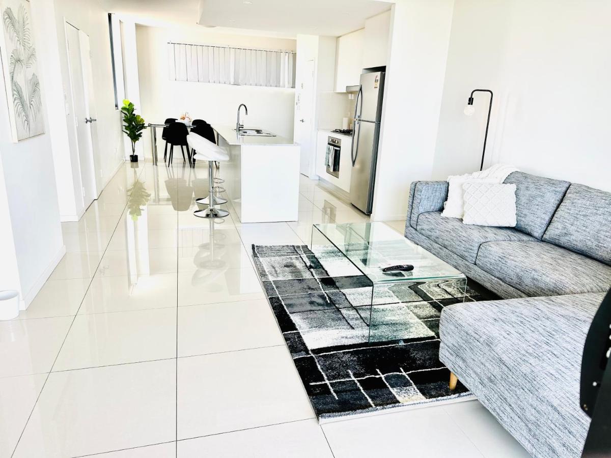 Modern 2 Bedroom & 2 Bathroom Apartment With Stunning Sydney Cbd & Skyline Views! Liverpool Eksteriør billede