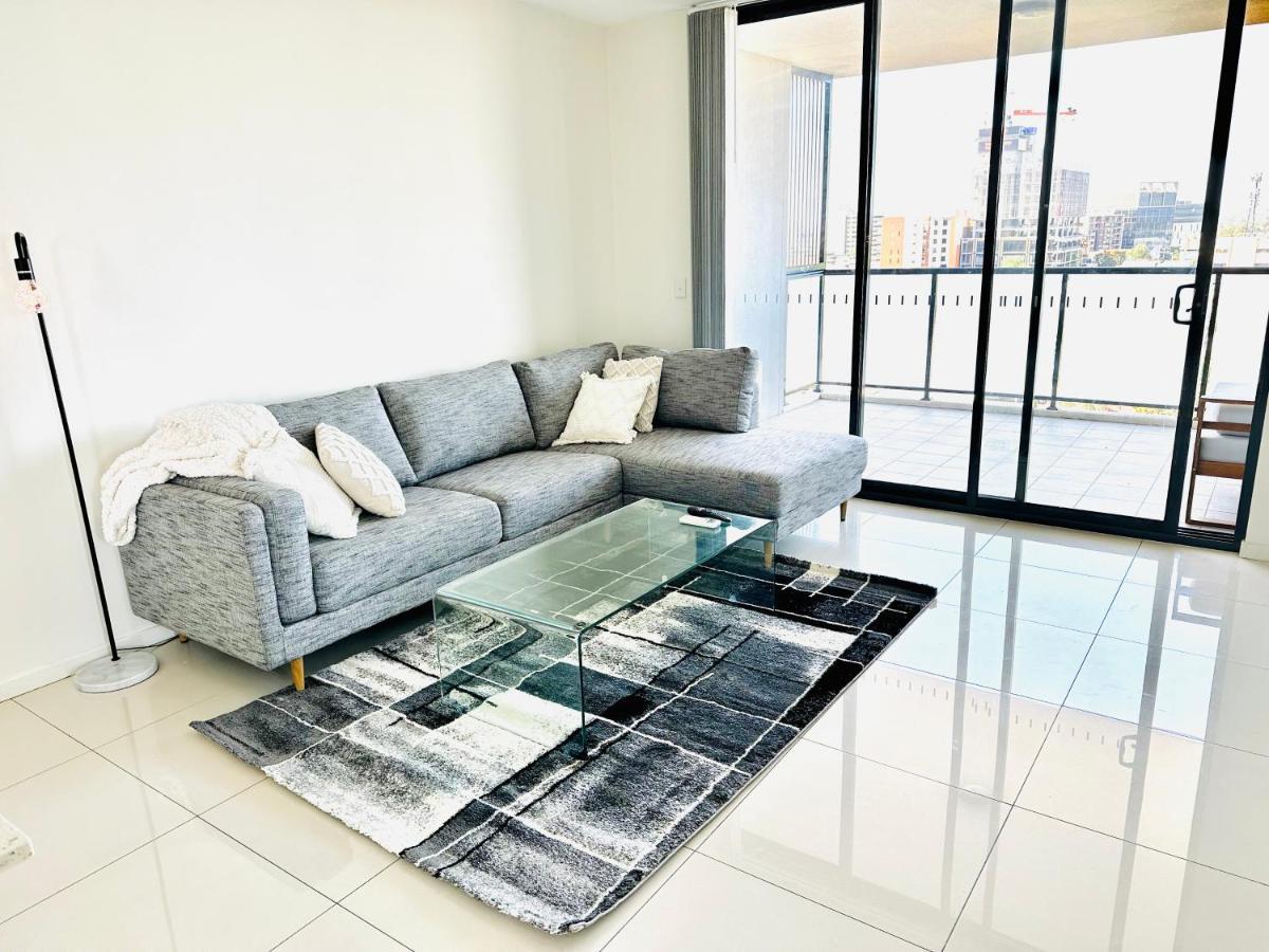Modern 2 Bedroom & 2 Bathroom Apartment With Stunning Sydney Cbd & Skyline Views! Liverpool Eksteriør billede