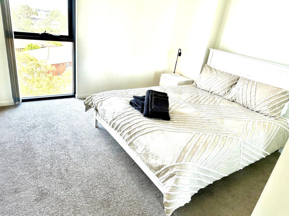 Modern 2 Bedroom & 2 Bathroom Apartment With Stunning Sydney Cbd & Skyline Views! Liverpool Eksteriør billede