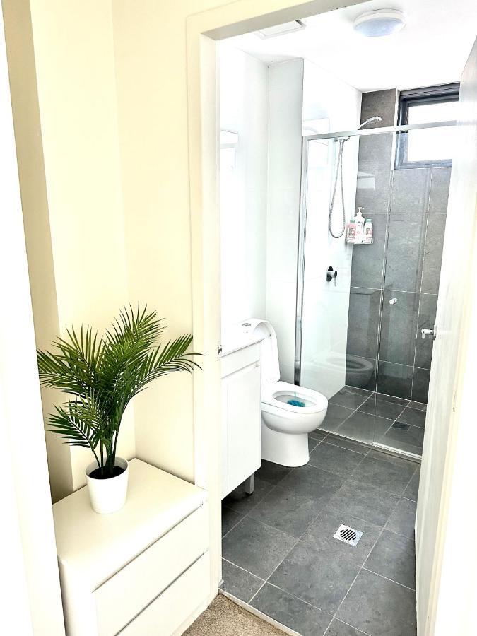 Modern 2 Bedroom & 2 Bathroom Apartment With Stunning Sydney Cbd & Skyline Views! Liverpool Eksteriør billede