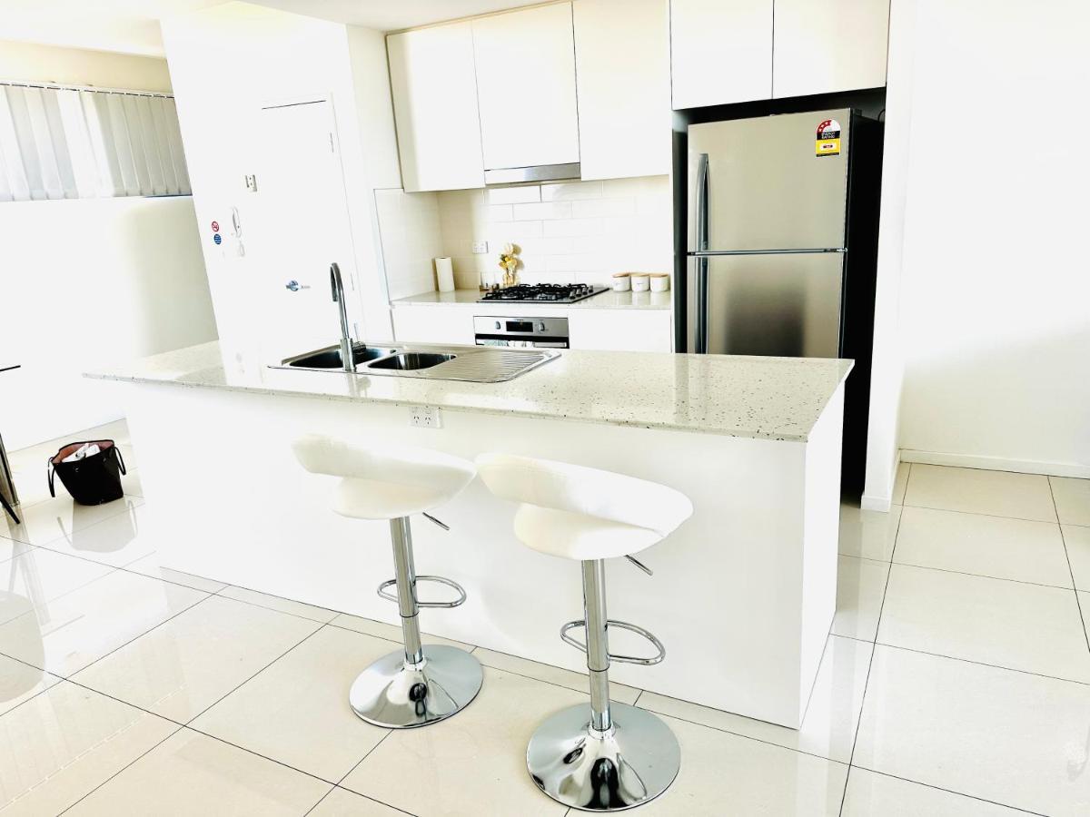 Modern 2 Bedroom & 2 Bathroom Apartment With Stunning Sydney Cbd & Skyline Views! Liverpool Eksteriør billede