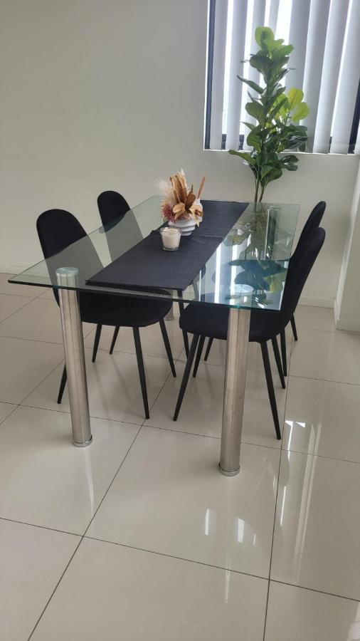 Modern 2 Bedroom & 2 Bathroom Apartment With Stunning Sydney Cbd & Skyline Views! Liverpool Eksteriør billede
